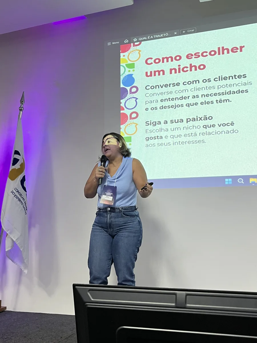 Marta palestrando em treinamento de marketing contábil da DPG Educação